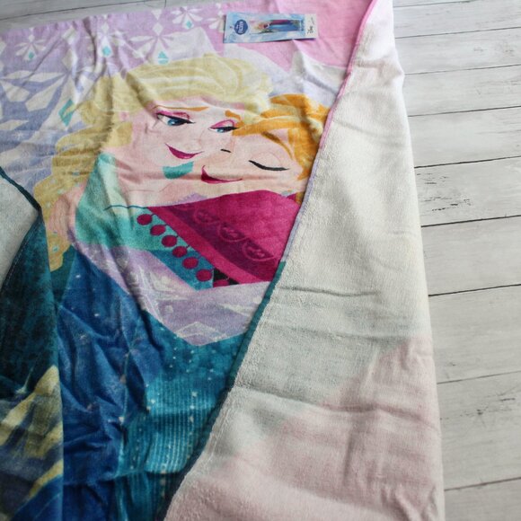 Disney Frozen Beach Towel Elsa Anna 100% Cotton - Picture 4 of 4